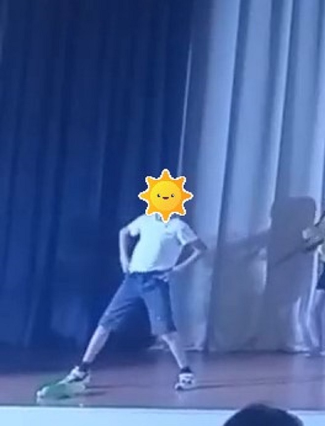 Это я танцую на сцене! (кадр из видео от воспитателя)