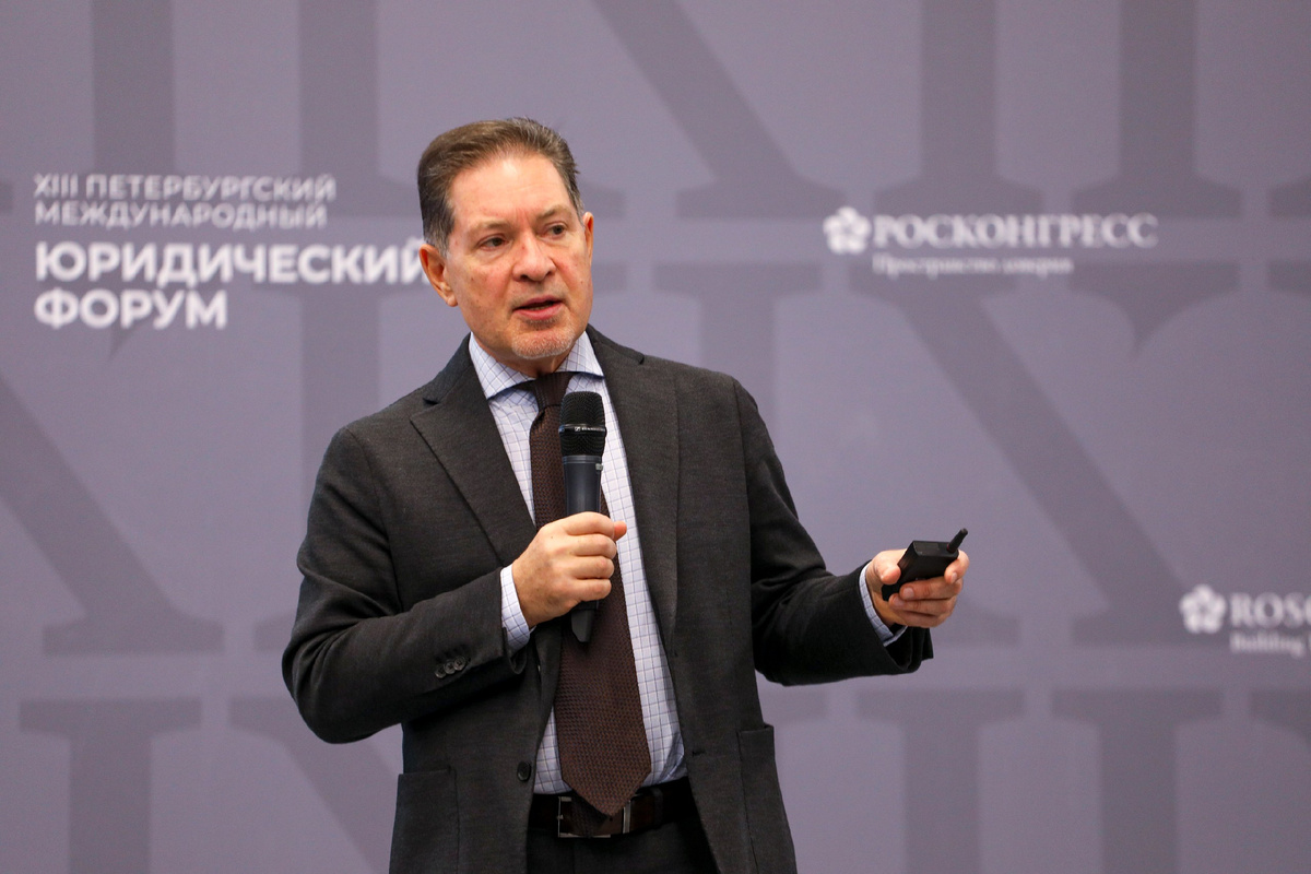 Эдуард Петров — заместитель директора, начальник службы выпуска правовых программ ВГТРК.