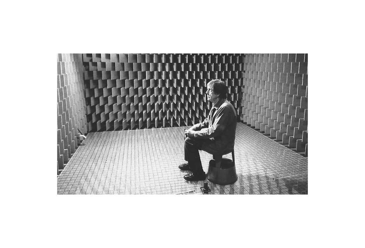 Джон Кейдж в звукоизоляционной комнате Гарвардского университета, 1951 г.