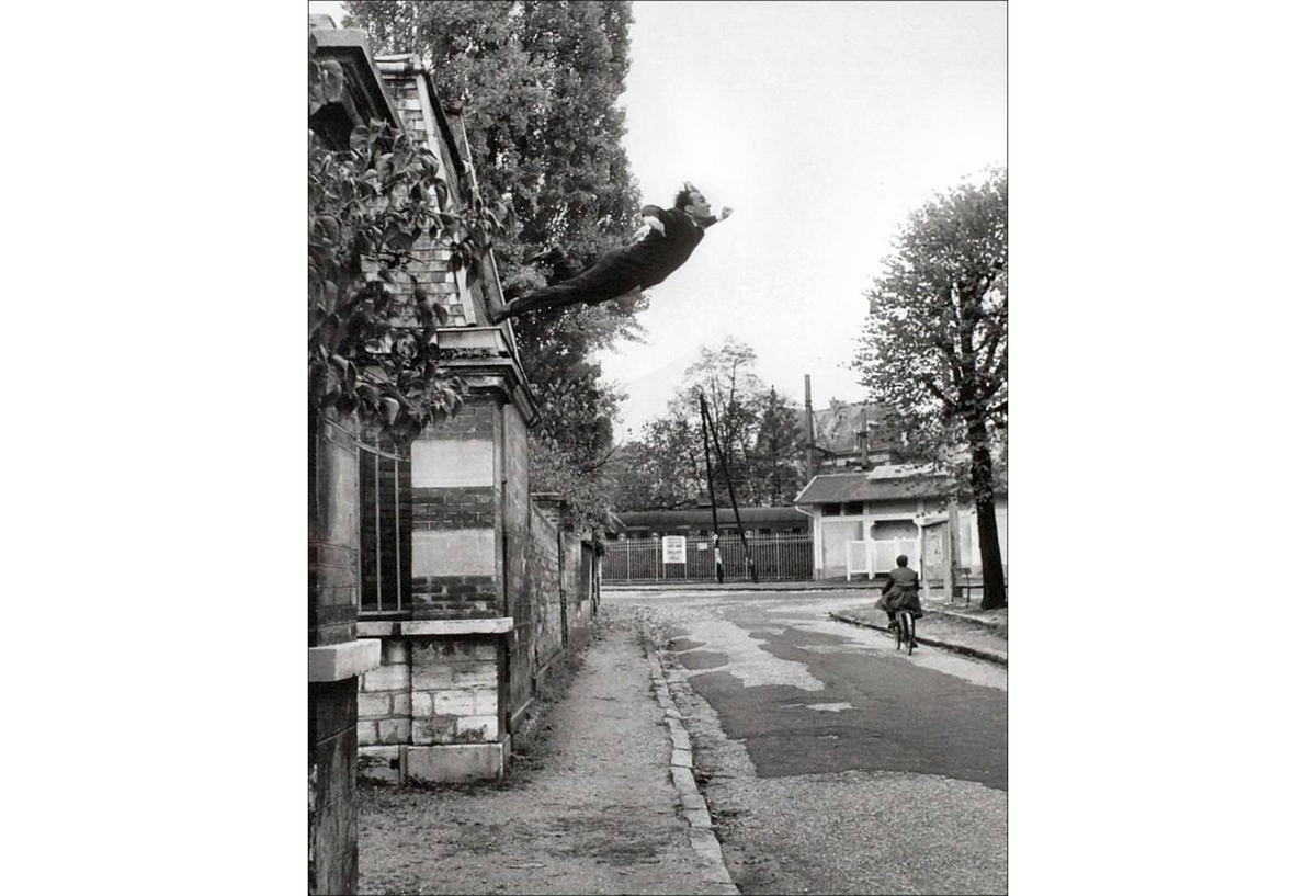 Ив Кляйн, «Прыжок в пустоту», 1960, фотомонтаж Гарри Шанка и Яноша Кендера