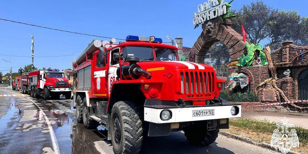 В Анапе сгорели кафе и ларьки в парке аттракционов «Джунгли»
