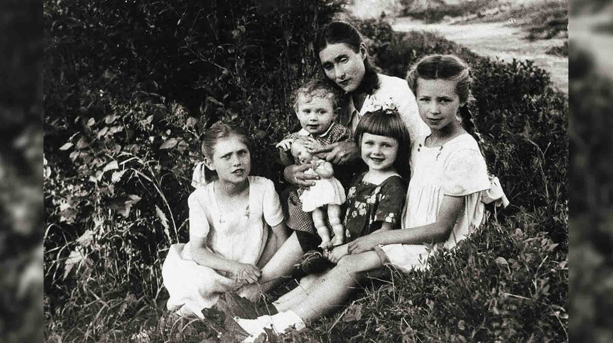    Александра Павловна Жириновская с детьми / Фото: пресс-служба ЛДПР