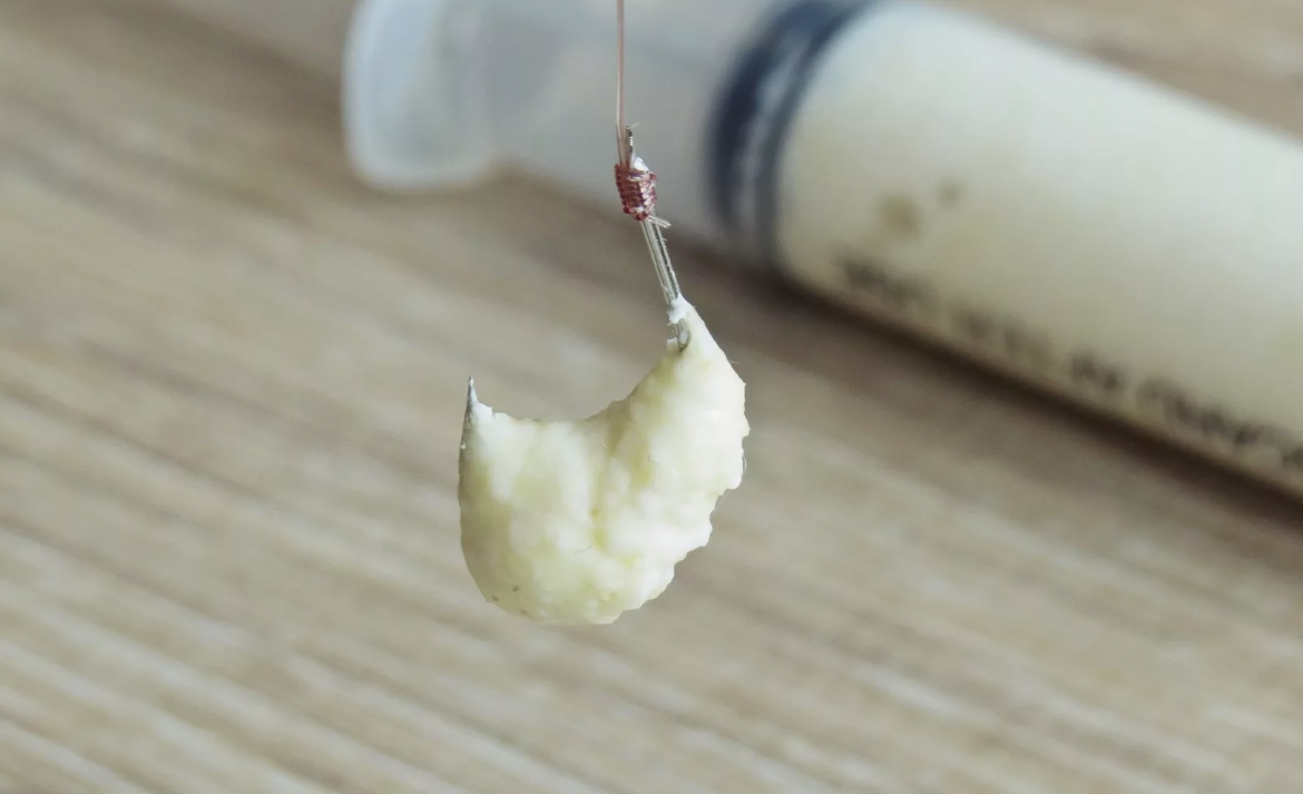 Манная болтушка на рыболовном крючке. Источник фото the-fishing.ru