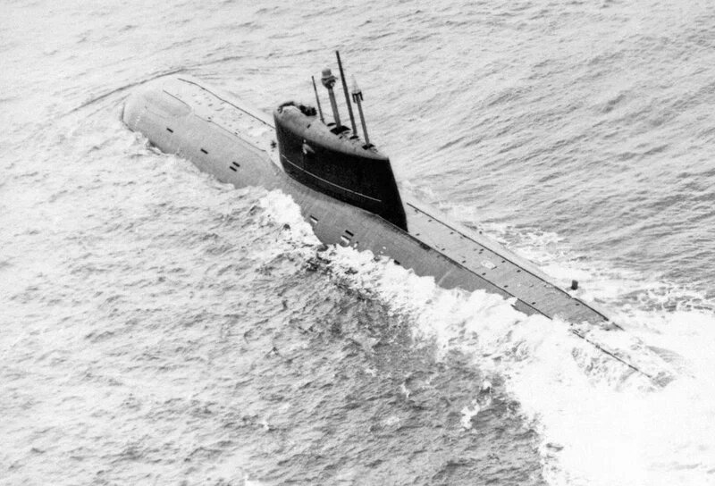 Стихотворение посвящено пл "Комсомолец" К-278 — советская АПЛ 3-го поколения, единственная лодка проекта 685 «Плавник». Ей принадлежит абсолютный рекорд по глубине погружения среди подводных лодок — 1027 метров. Затонула в Норвежском море в результате пожара 7 апреля 1989 года. Фото из открытых источников.