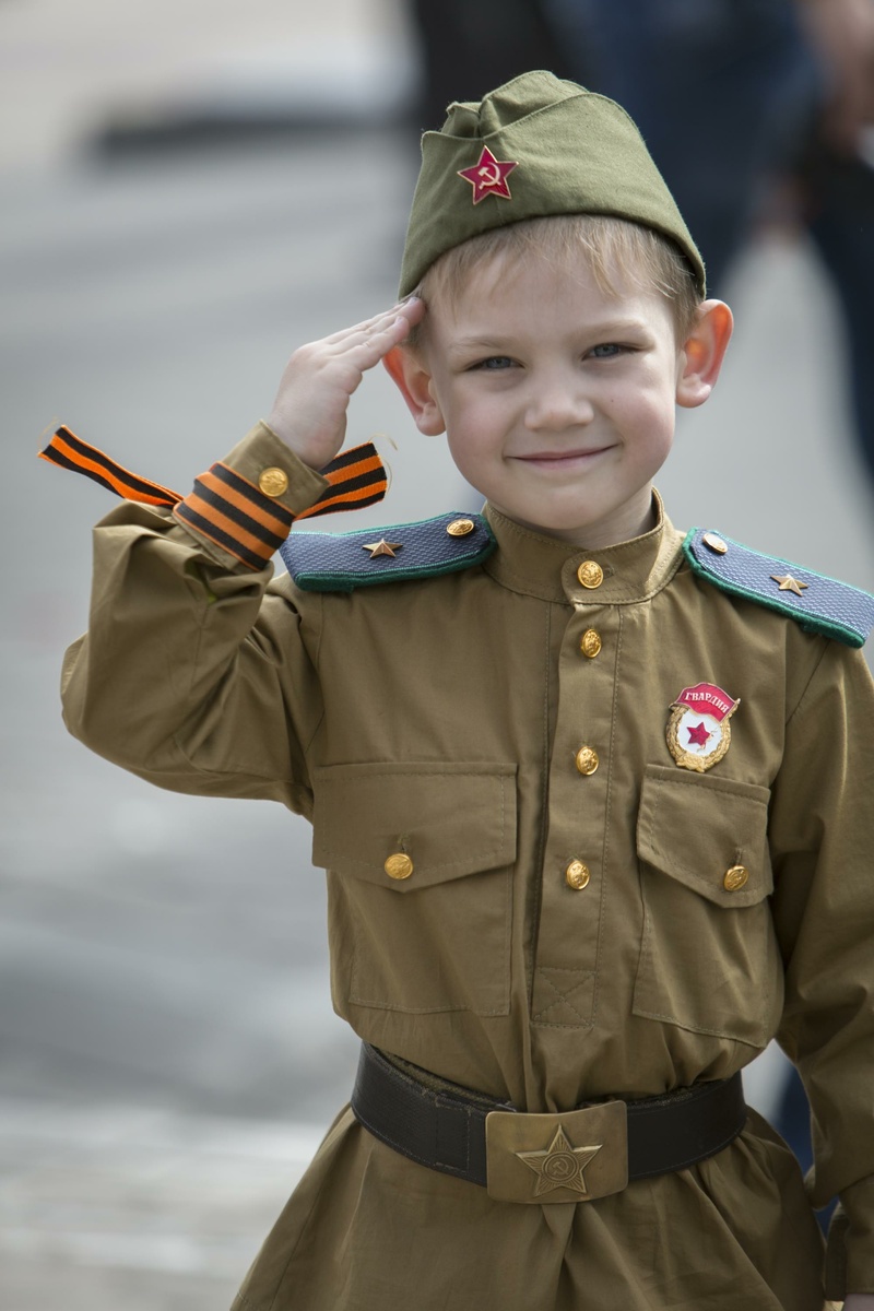 Пример адекватного отношения к символам воинской славы. Фото: Nikolay Gyngazov/globallookpress.