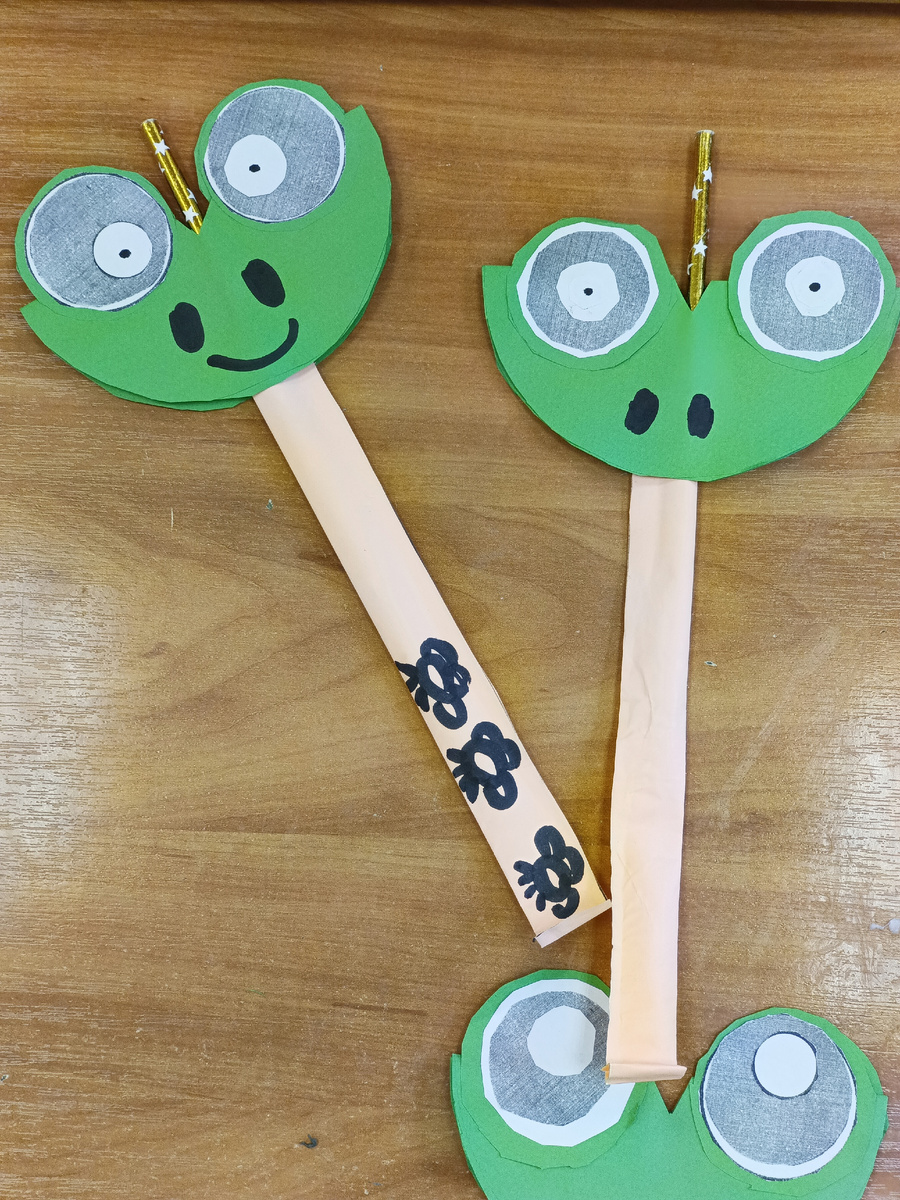 Видите торчащий язык, да?)) это мы наконец-то повторили тех лягушек, которые его высовывают, если в трубочку подуть. 