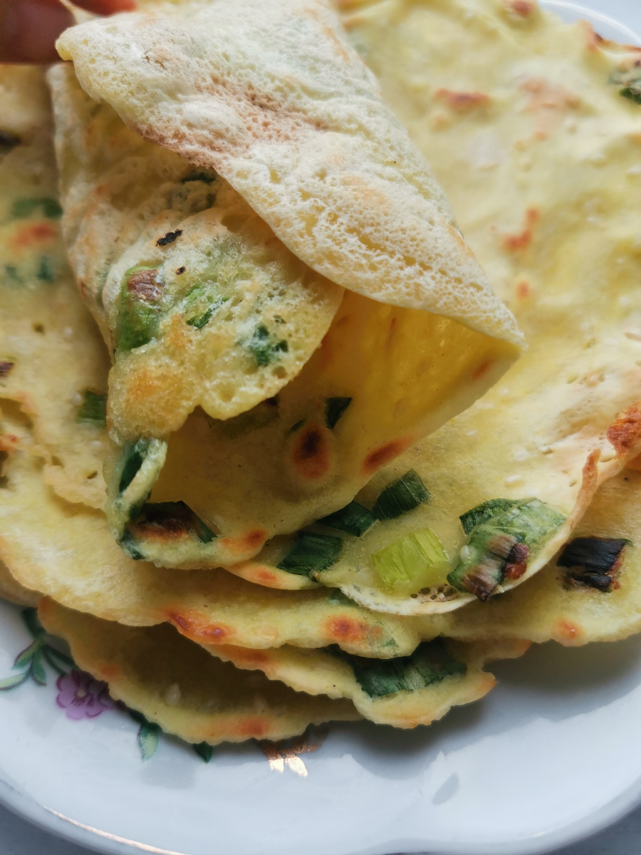 Постная лепешка с луком и кунжутом 