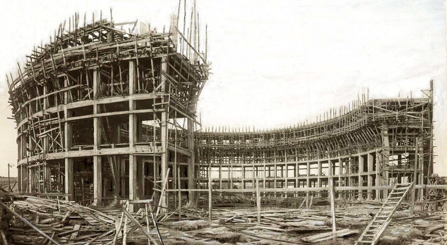    Строительство Дома культуры и науки, ныне Новосибирский театр оперы и балета. Фото начала 1930-х годов. С сайта Музея города Новосибирска.