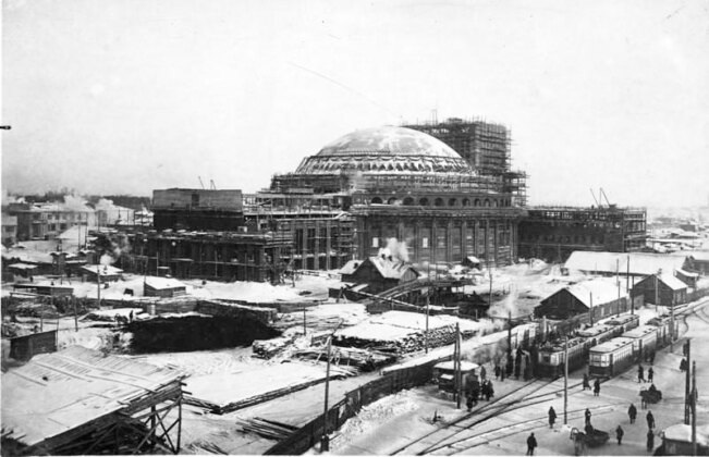    Площадь Сталина (ныне – площадь Ленина) в Новосибирске, строящееся здание Дома науки и культуры, в настоящее время – Новосибирский театр оперы и балета. Конец 1930-х гг. ГАНО. Ф. Р-2102. Оп. 2. Д. 311. Л. 7.