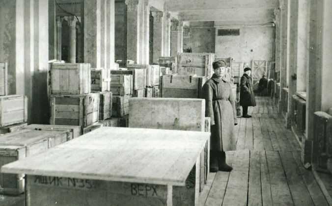    Эвакуированные музейные ценности в здании Новосибирского театра оперы и балета. Фото с сайта Российского исторического общества