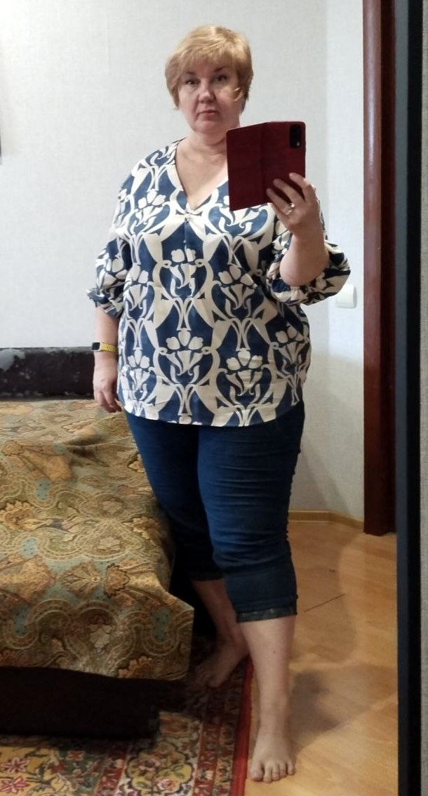 Ну и я в джинсах. С обоями пытаюсь слиться - рисуночек само то! Так понравилась блузка, что я её на дарёные на день рождения денежки прикупила сегодня. А, да, и простите меня, модные женщины, что у меня опять ни ногти, ни рукти не накрашены-ы-ы!!!