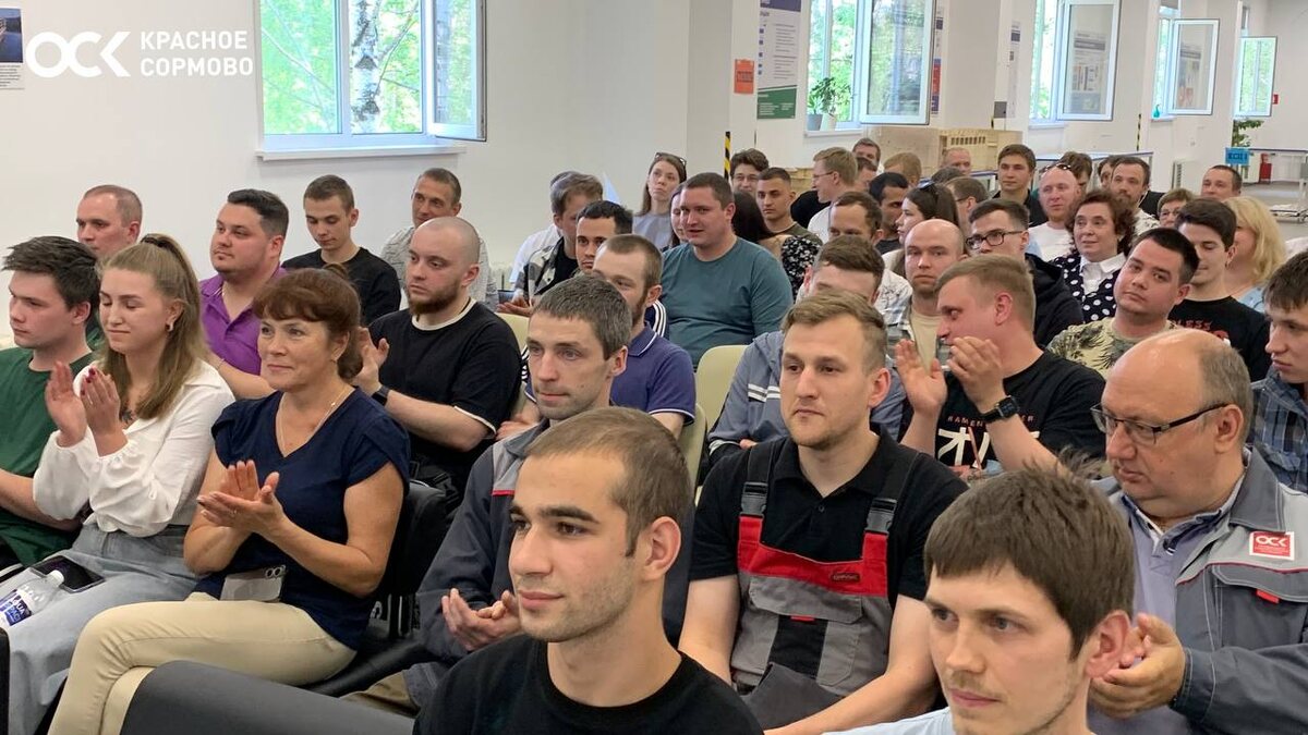 зрители и участники торжественной церемонии награждения фестиваля профессионального мастерства «Золотые руки Сормова»