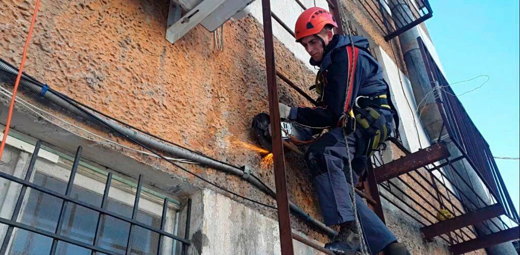 Монтаж сварной пожарной лестницы 