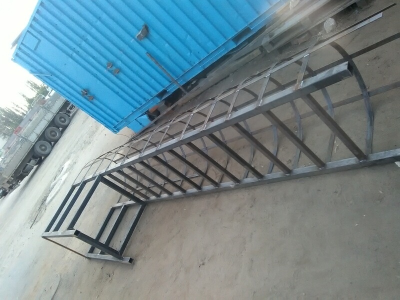 Так едет сварная лестница. В огромной газеле. Одна. 