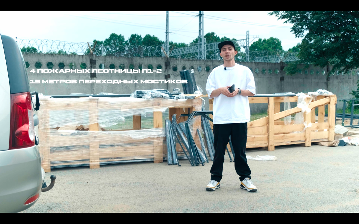 А так приехали 4 пожарных лестницы и 15 метров кровельных мостов. 