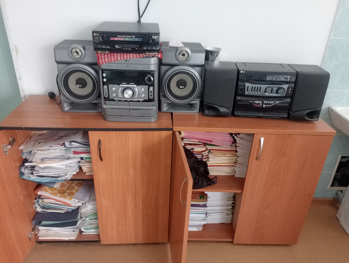 Музыкальные центры и VHS плеер.