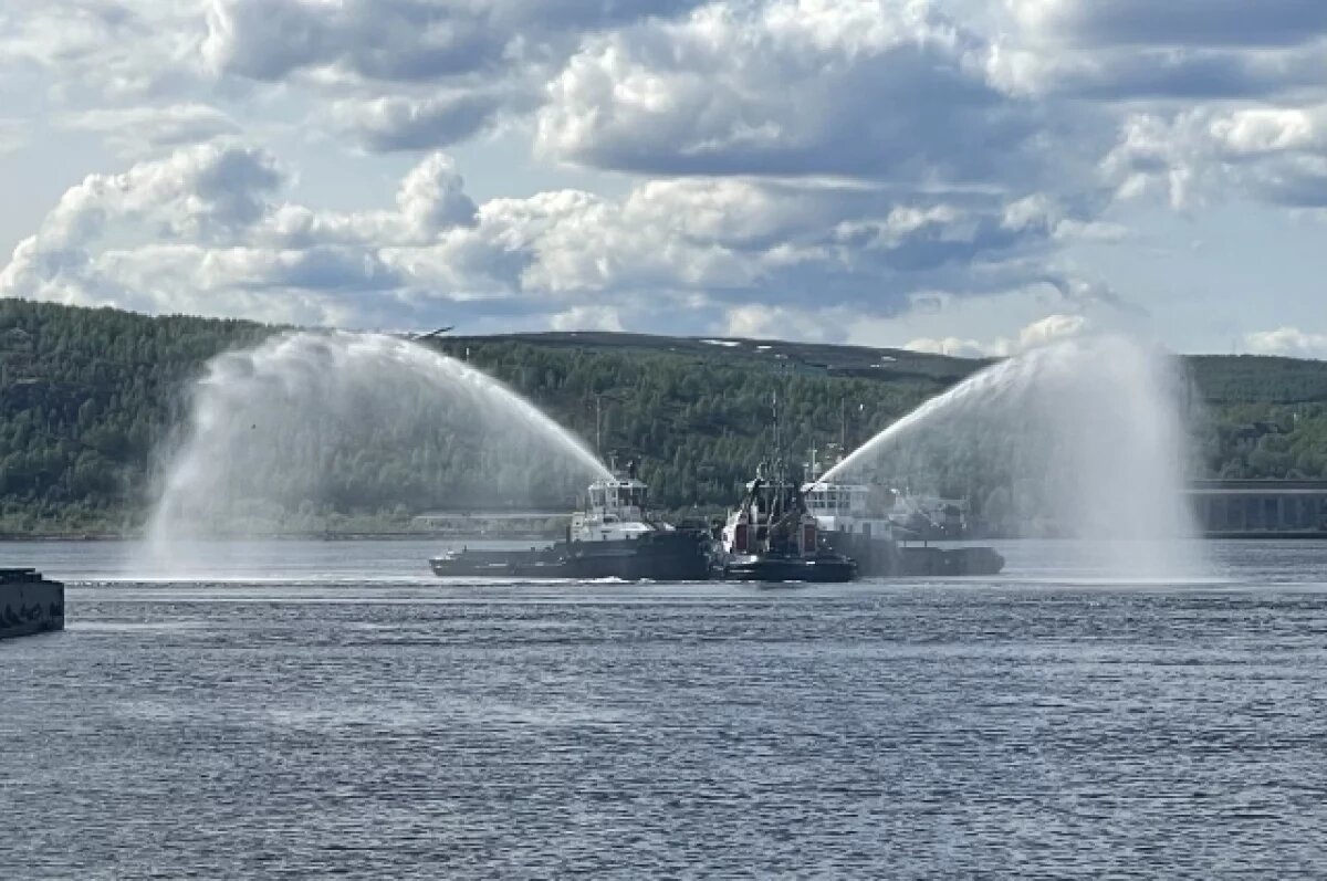   В Мурманске на морвокзале показали вальс буксиров