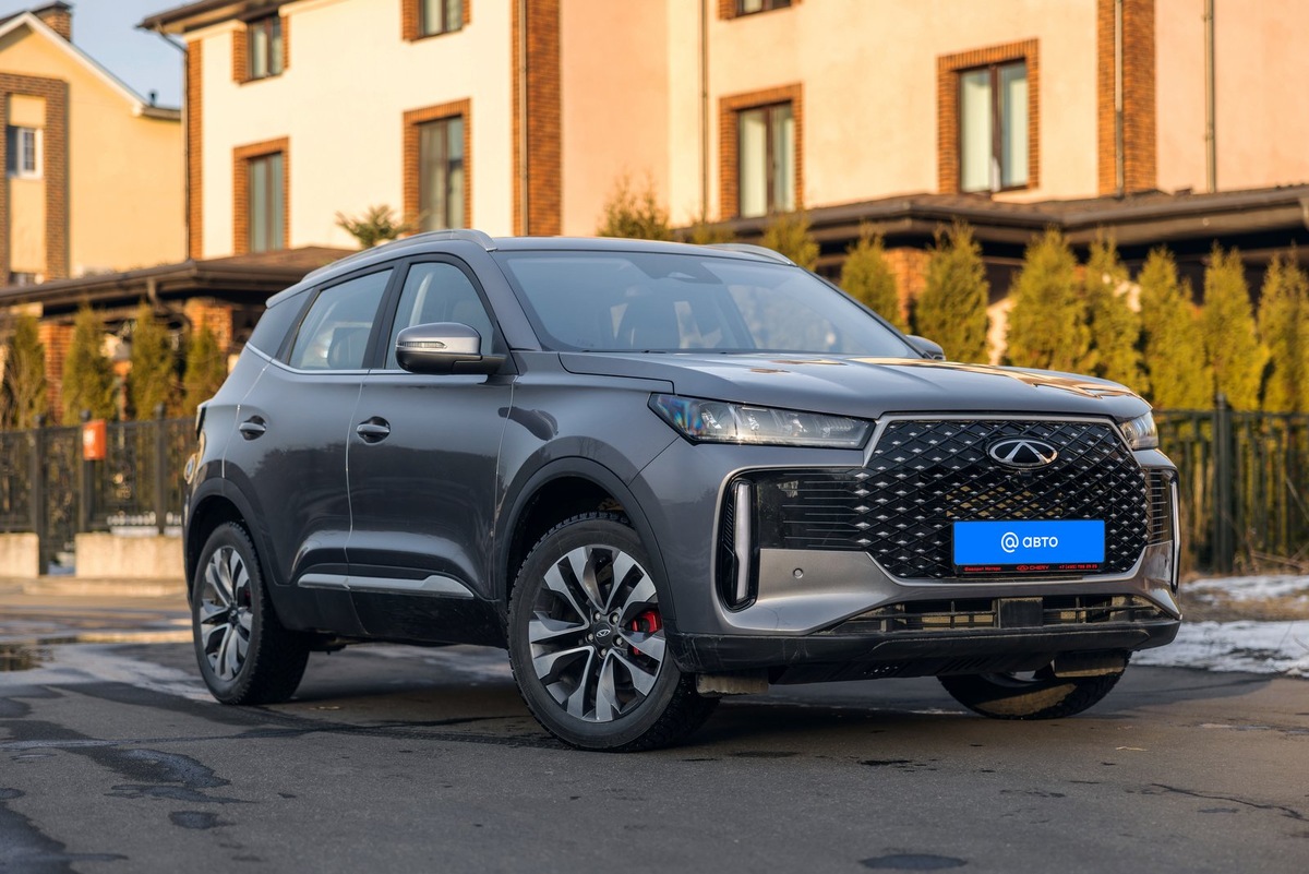    Chery Tiggo 4 бывает только переднеприводным. Клиренс — 190 мм. В начальные комплектации входят 17-дюймовые колеса, у флагманской версии Ultra — на размер больше