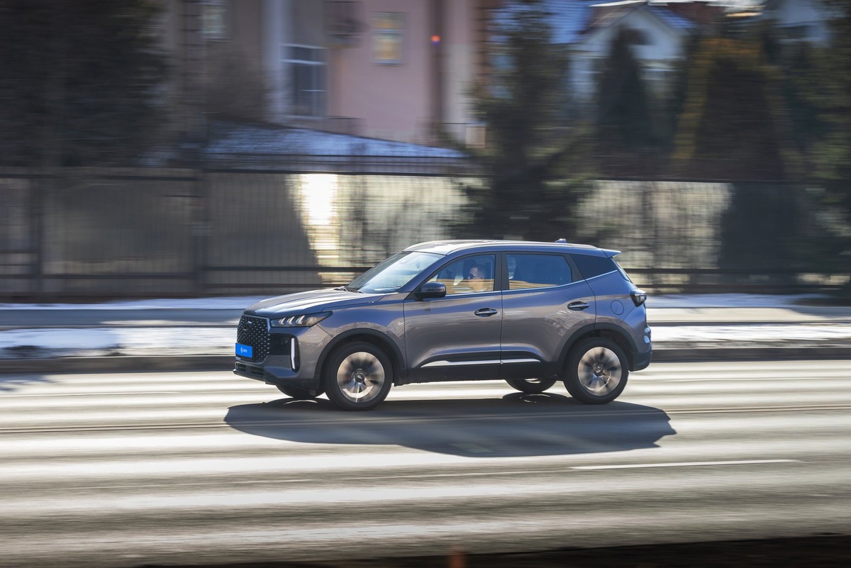    Chery Tiggo 4 компактнее, чем Haval Jolion или Geely Coolray — длина составляет 4320 мм, колесная база — 2610 мм. Для сравнения, длина «Джолиона» — 4472 мм, а база на 90 мм больше