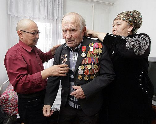 В Бишкеке киргизская семья приютила ветерана ВОВ, которого без квартиры оставил родной сын