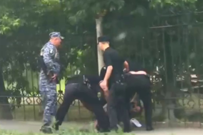    В Оренбурге задержали пьяного мужчину с пневматической винтовкой. Он разгуливал с ней по улице