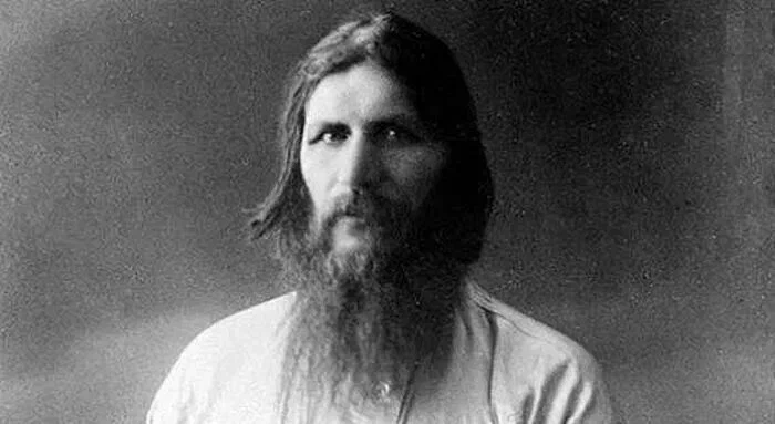 Григорий Распутин - крестьянин из Сибири, ставший влиятельной фигурой при дворе.