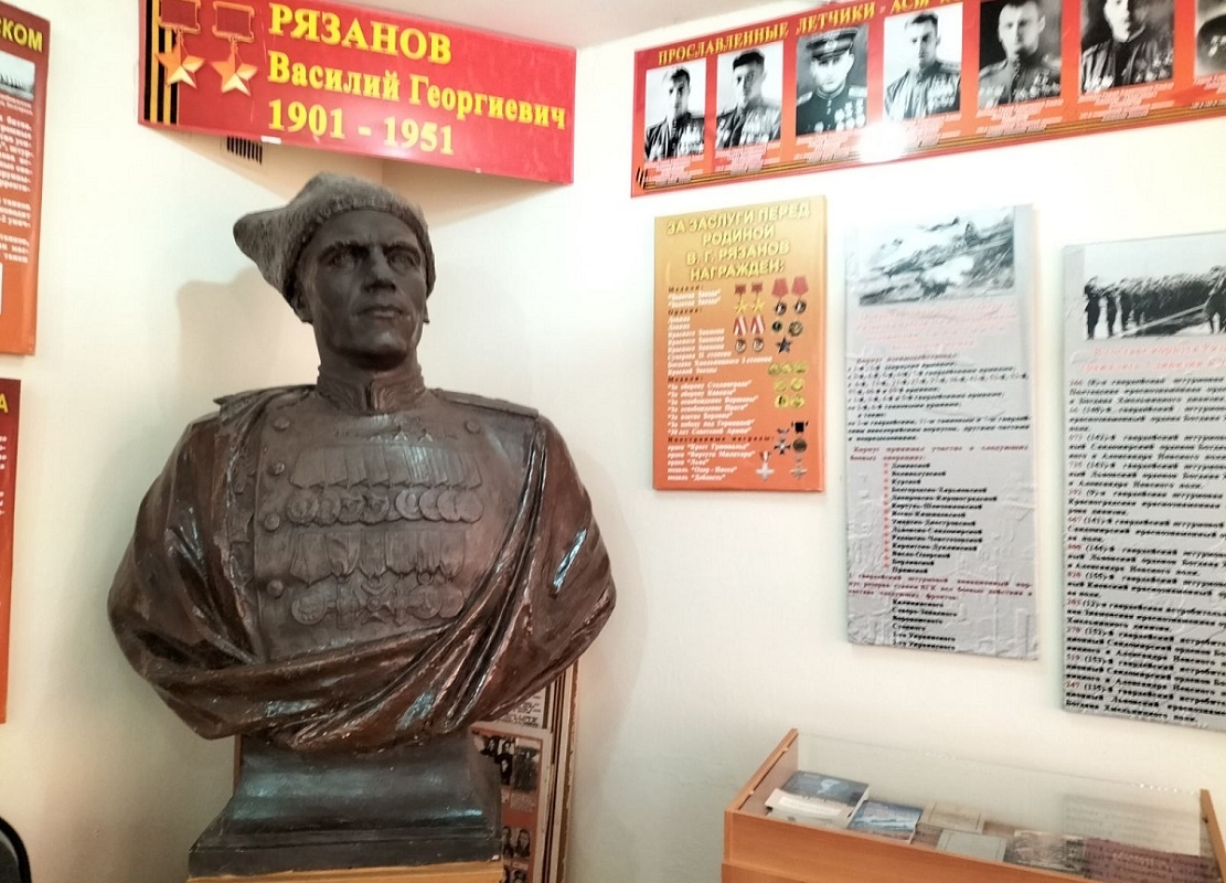    Бюст Героя Советского Союза Василия Рязанова в школьном музее