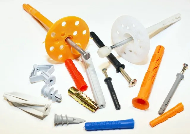 Сегодня номенклатура дюбелей, представленных в продаже, насчитывает многие сотни изделий, отличающихся по форме, размеру, материалу изготовления и способу фиксации в разных основаниях. Давайте разберемся, какие дюбели для чего лучше подходят.