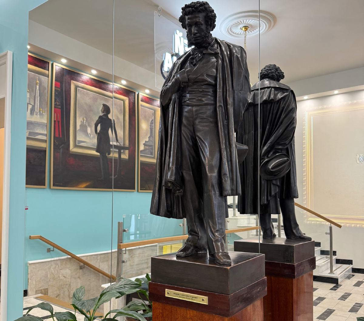 Памятник у касс музея