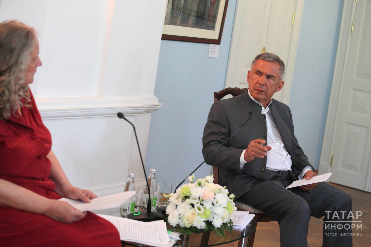 Ирина Александровская обратилась к Минниханову с просьбой издать указ о подготовке к празднованию 200-летия Льва ТолстогоФото: © Михаил Захаров / «Татар-информ»