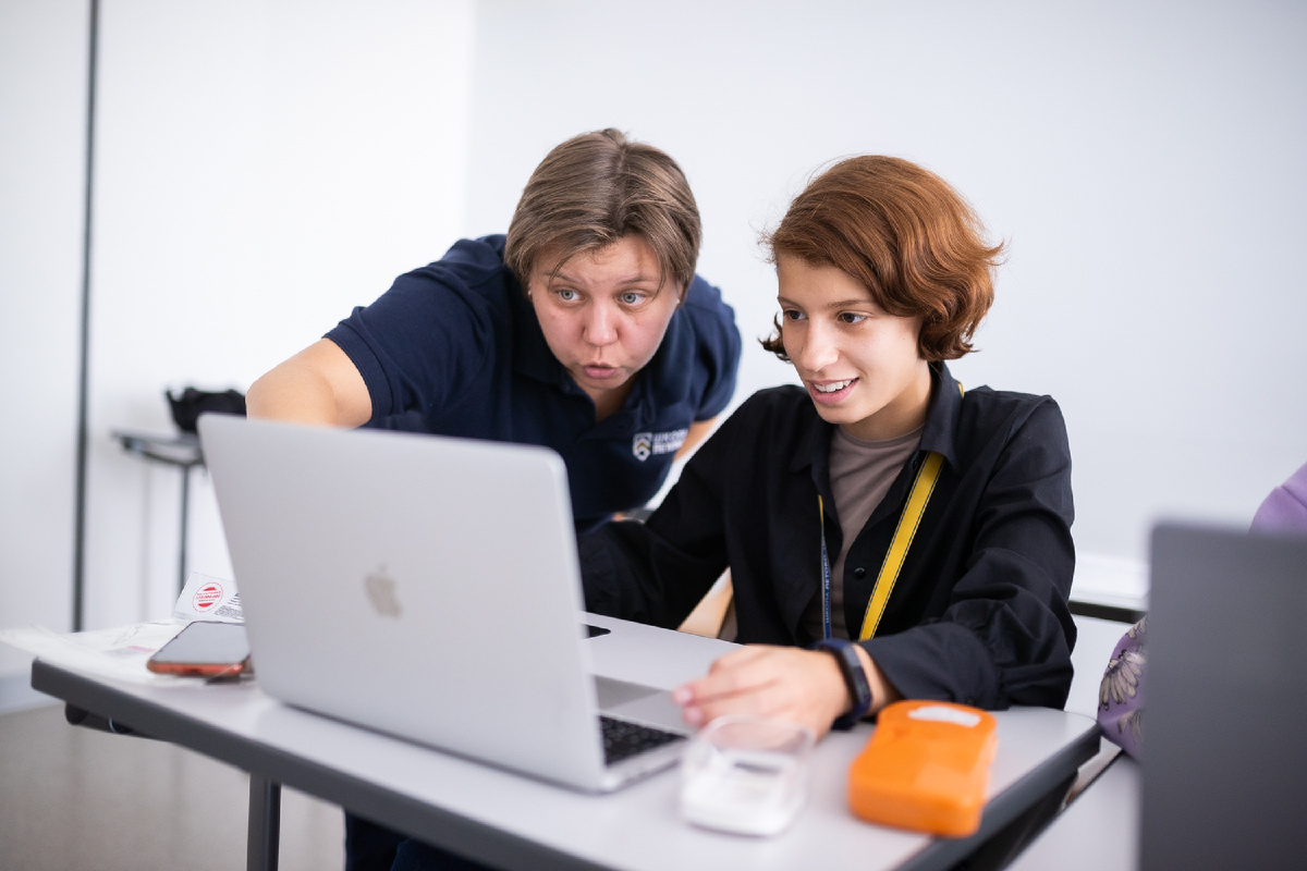 Фото из школьного архива: Яна Сергеевна на уроке