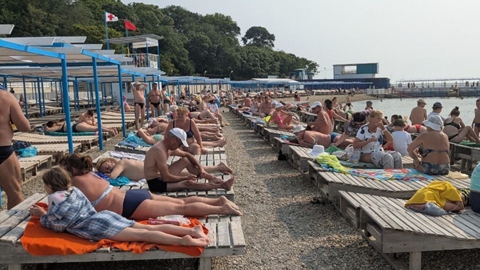 Пляжи забиты туристами, прибрежные кафе не работают: Показываем обстановку в замазученной Анапе в начале лета