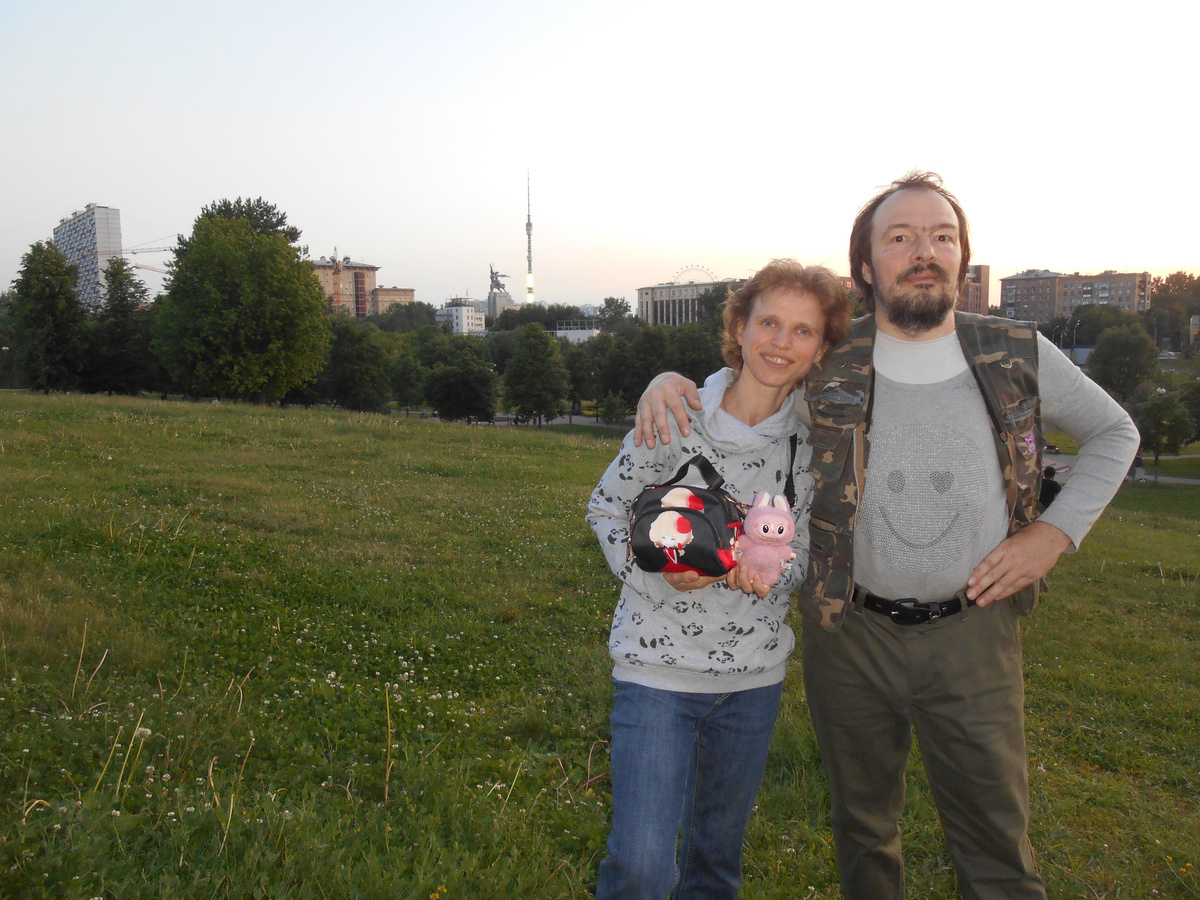 Я с мужем и с Лабубу.