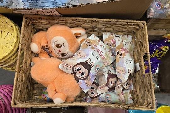    В Росмолодёжи предложили российским модницам носить на сумках Чебурашку вместо Лабубу