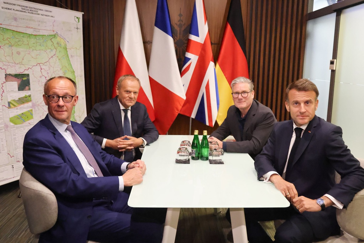 «Четыре страны решат судьбу Украины...  Польша также будет в их числе». Через полгода после визии (19) руководители четырех европейских стран встретились в польском городе Жешув, чтобы договориться о чем-то по Украине. Слева направо: канцлер Германии Фридрих Мерц, премьер-министр Польши Дональд Туск, премьер-министр Великобритании Кир Стармер, президент Франции Эммануэль Макрон, 10.05.2025г. Источник: страница канцелярии премьер-министра Польши в сети X (https://x.com/PremierRP)