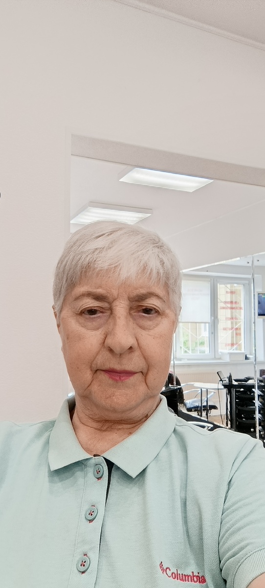 Сделала стрижку,в этот раз не стала короткую делать,близится мой  день 🤪такая мне подходит! 