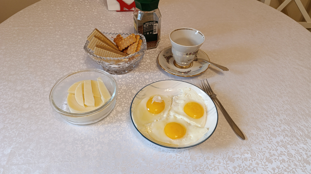 Мой завтрак,глазунья из трёх яиц,сыр.Кофе пью растворимый с молоком и сегодня съела парочку  тех вафель,что недавно купила и показала на видео.