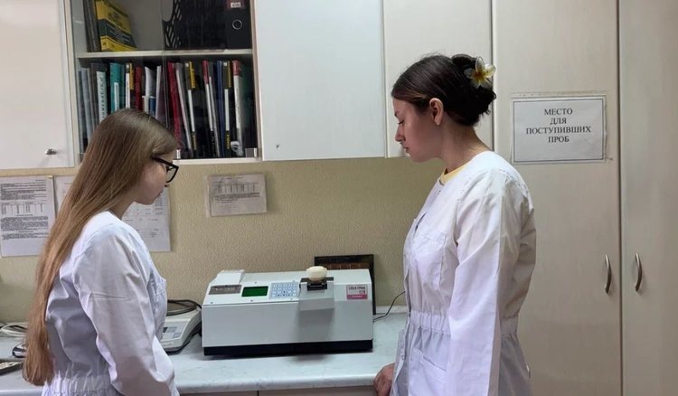    Студенты биологи проходят практику в «Донецком» Россельхозцентре