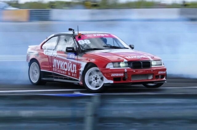    Увлекаться дрифтом Данила Воробьёв стал в 2018 году, а свою профессиональную карьеру начал в сентябре 2020-го. Фото: Кадр из видео/ VK Видео / канал «Пернатый дрифт | Данила Воробьёв»