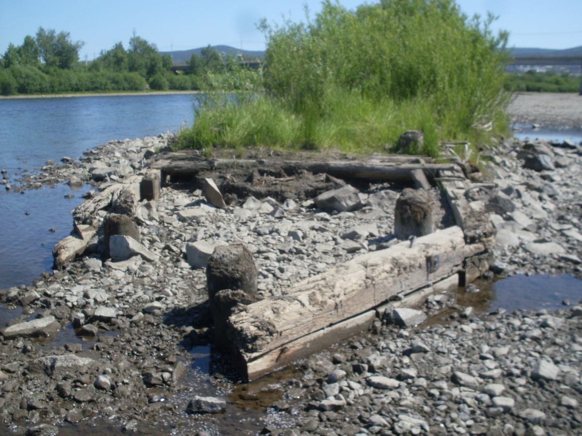 Руины висячего моста "кораблик" на фоне мост р Ингода