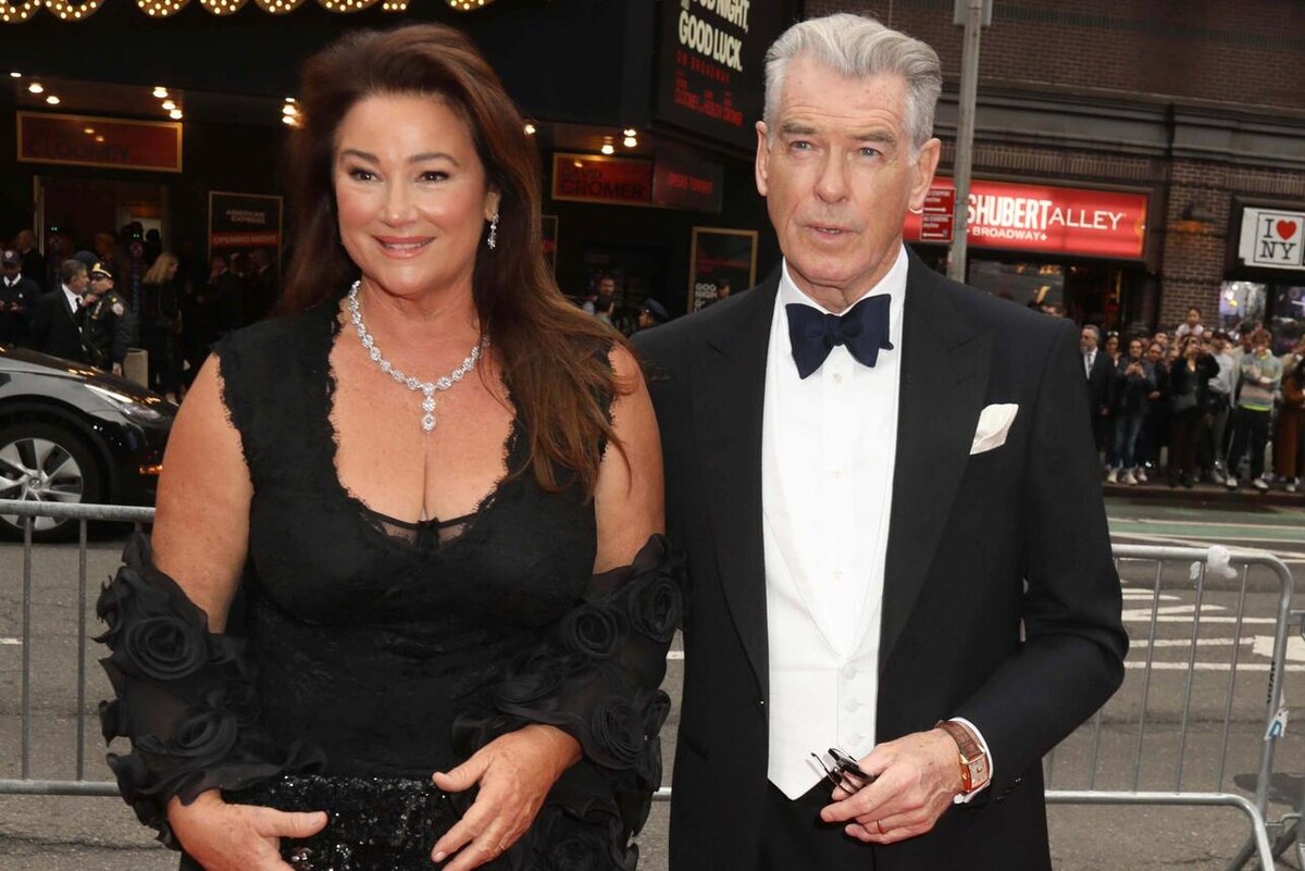    Пирс Броснан со своей постройневшей женой LEGION-MEDIA