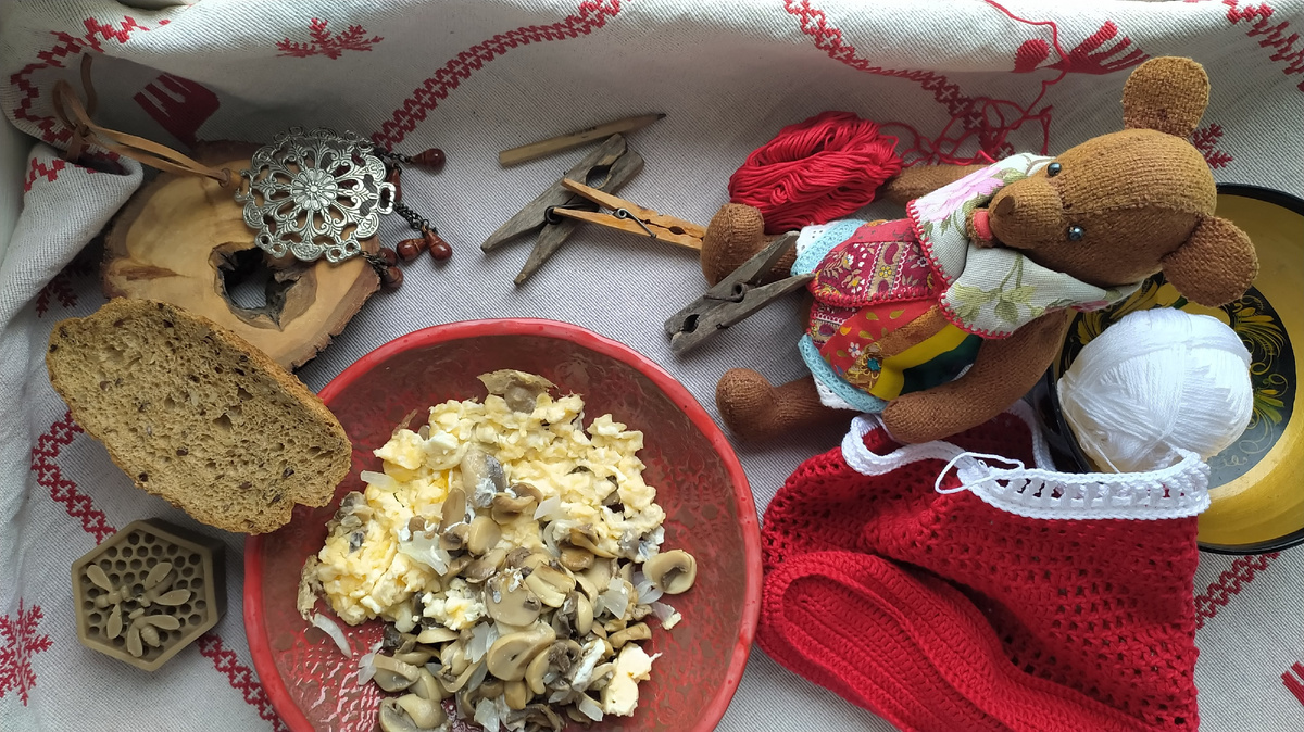 Ленивый завтрак: шампиньоны из банки, половинка луковицы и 2 перелопаченных яйца