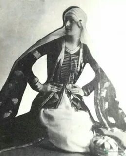 Эмельсхан Хагундокова в национальном платье