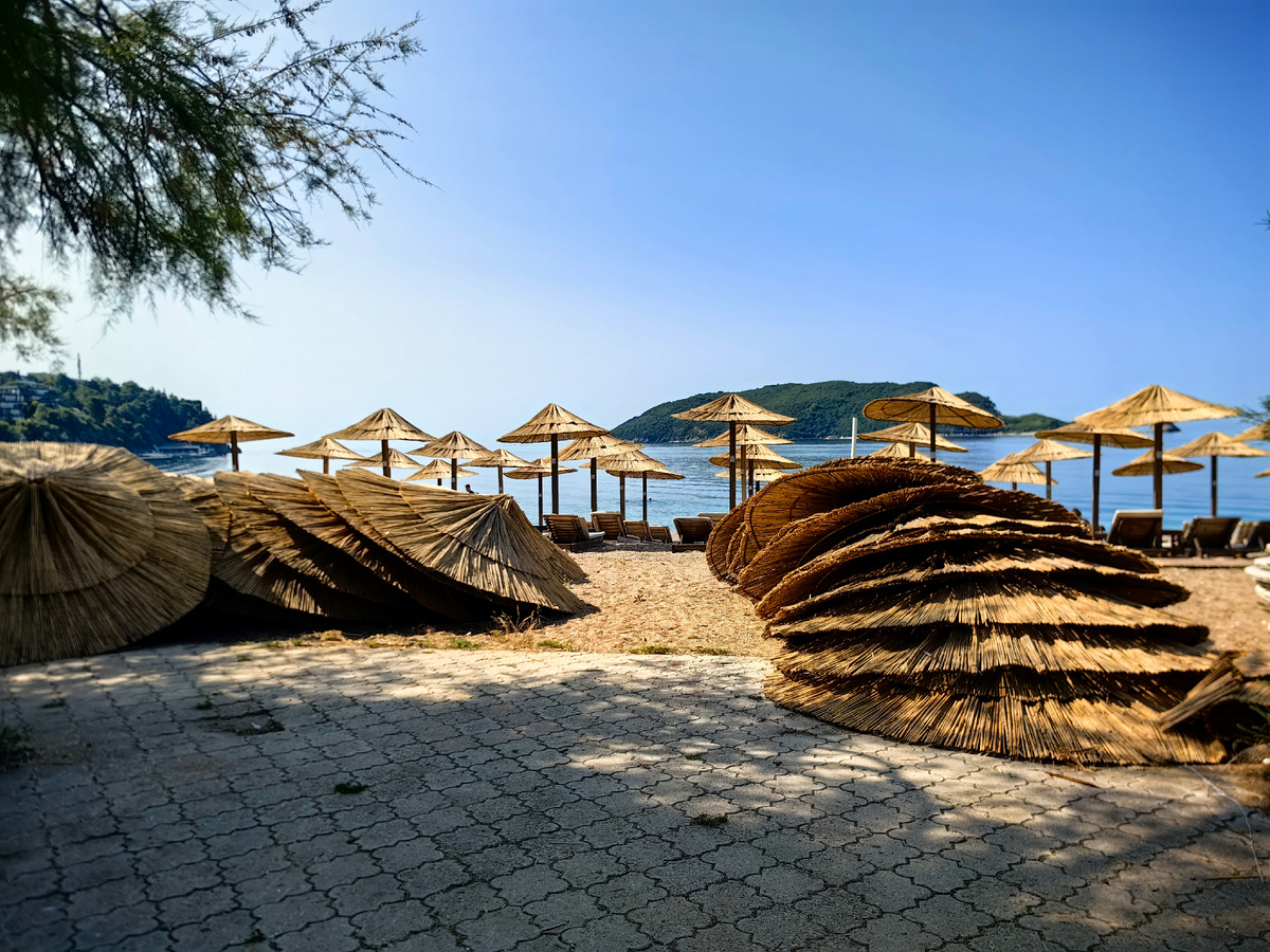 Установка зонтиков на Словенском пляже