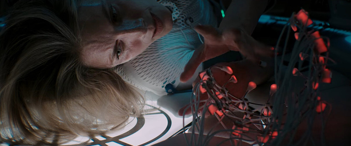 Кадр из фильма «Кислород» (2021)