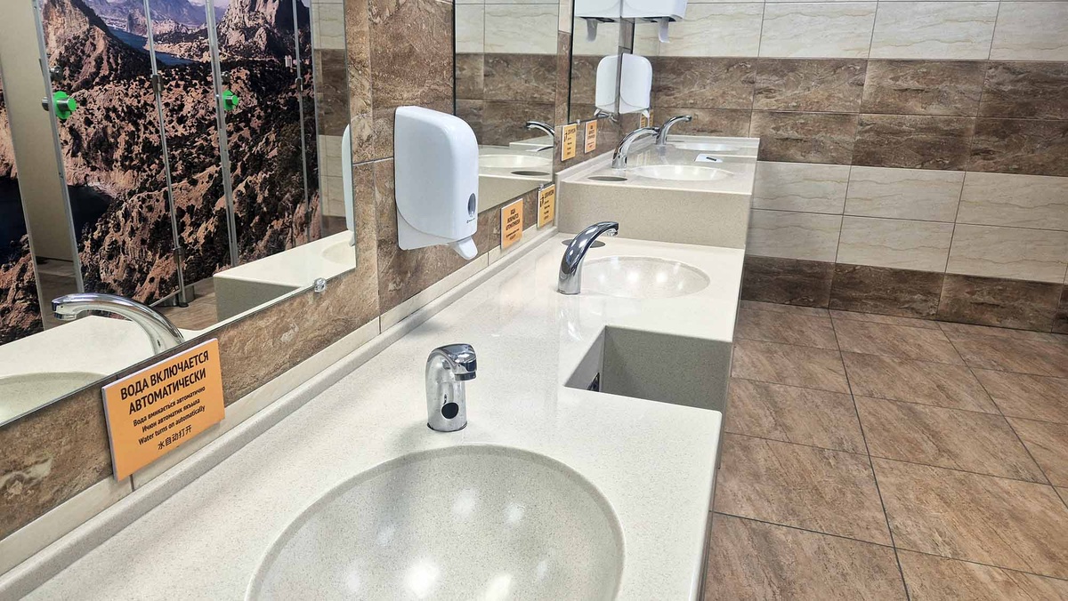 Вода включается автоматически, когда подносишь руки