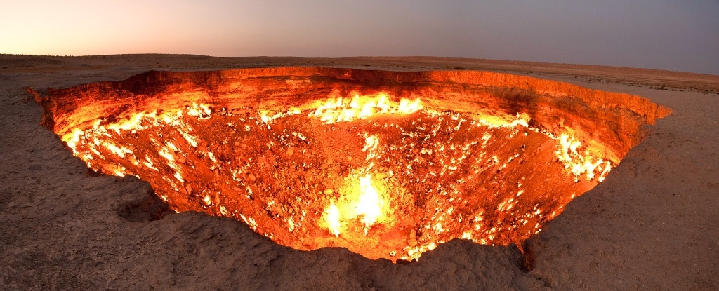 «Врата ада» закрываются? Спустя 50 лет непрерывного горения знаменитый кратер в Туркменистане начал угасать