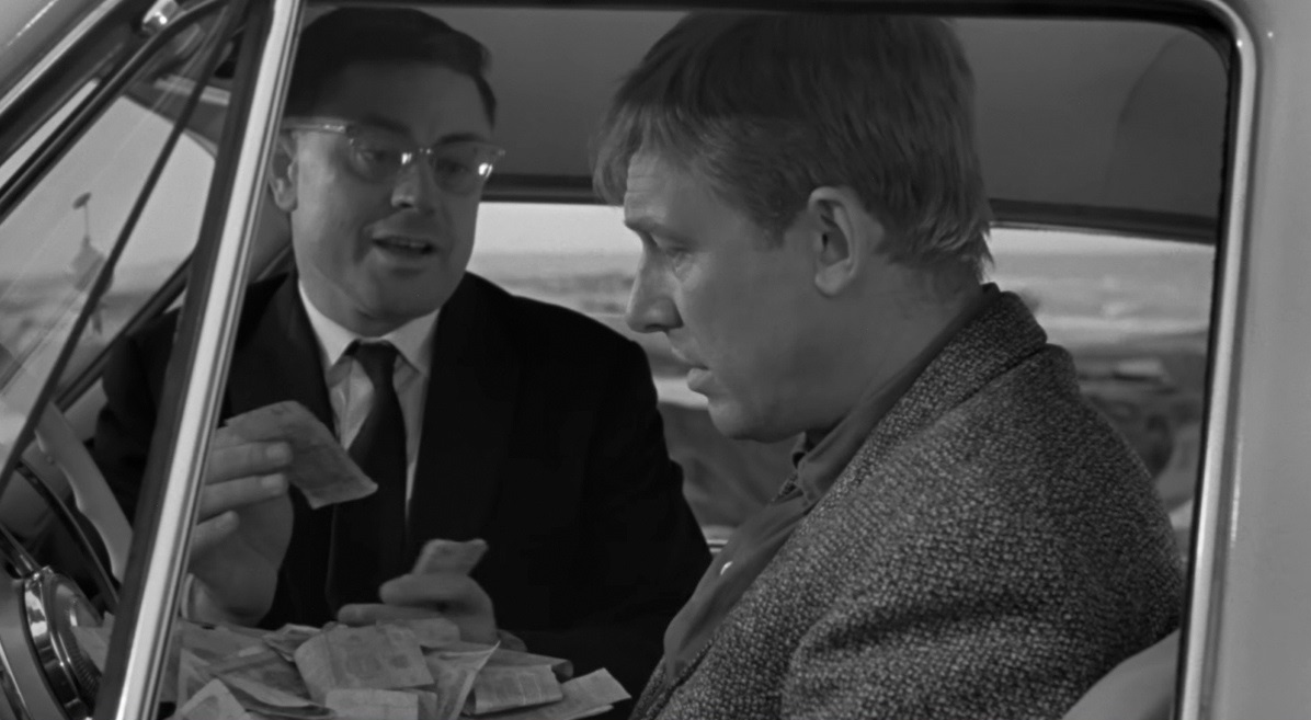 Кадр из фильма "Берегись автомобиля". Сцена расчета за автомобиль "Волга"