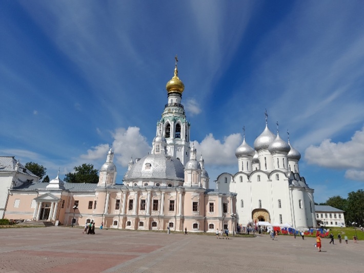 Кремлёвская плошвдь Вологды - Софийский собор, колокольня, Воскресенский собор.