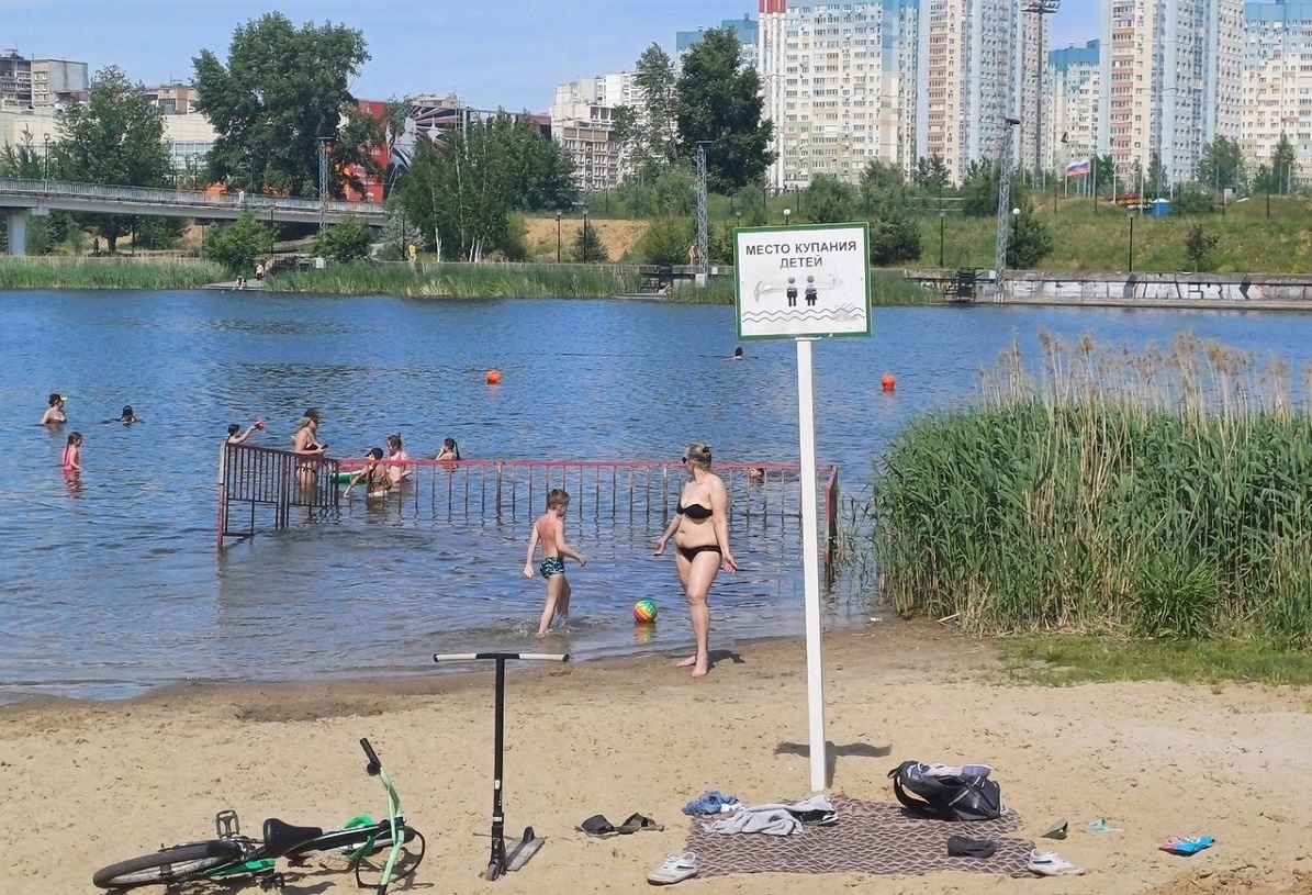    Мещерское озеро - одно из популярных мест у нижегородцев в жаркую погоду